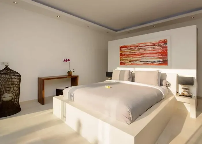 Gorgeous Tropical 3 Bed Pool Villa, 24hr Security Seminyak