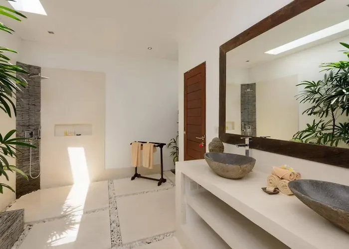 Gorgeous Tropical 3 Bed Pool Villa, 24hr Security Villa Seminyak