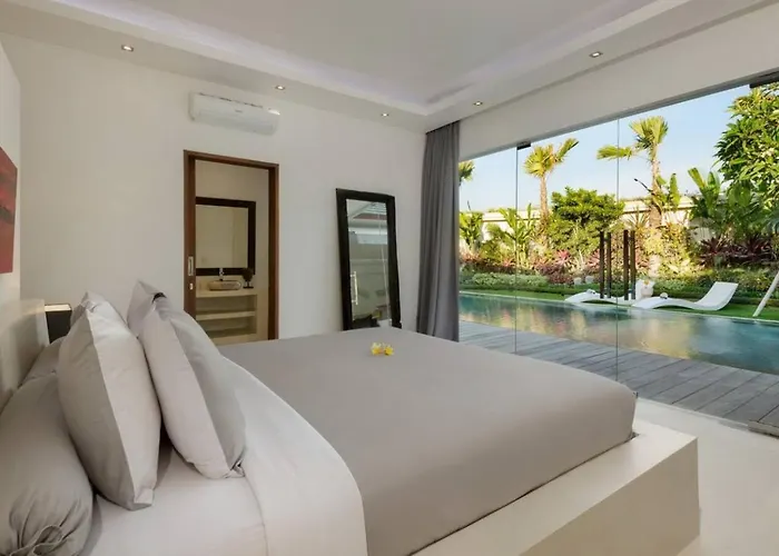 Gorgeous Tropical 3 Bed Pool Villa, 24hr Security Seminyak