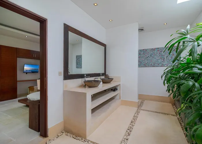 Gorgeous Tropical 3 Bed Pool Villa, 24hr Security Villa Seminyak