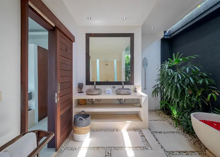Gorgeous Tropical 3 Bed Pool Villa, 24hr Security Villa Seminyak