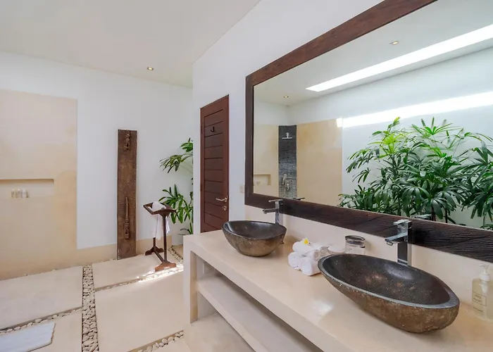 Gorgeous Tropical 3 Bed Pool Villa, 24hr Security Seminyak