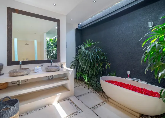 Gorgeous Tropical 3 Bed Pool Villa, 24hr Security * Seminyak