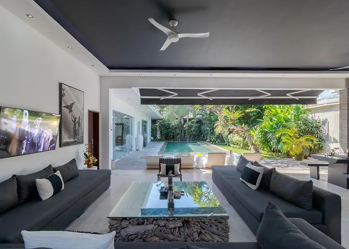Gorgeous Tropical 3 Bed Pool Villa, 24hr Security Seminyak