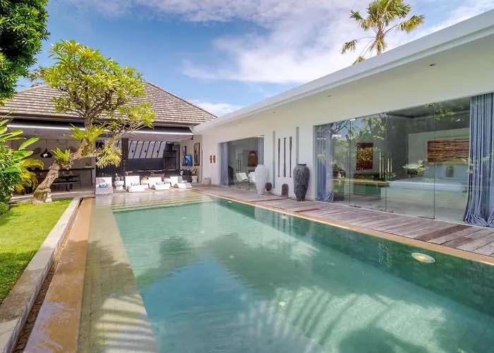 Gorgeous Tropical 3 Bed Pool Villa, 24hr Security Seminyak